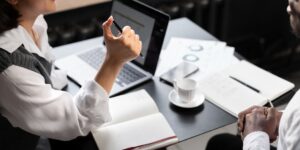 агентство недвижимости, агент за работой