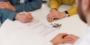 Агент по недвижимости с договором