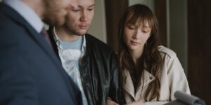 Молодая пара с агентом по недвижимости