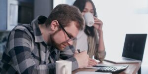 молодая семья сравнивает цены
