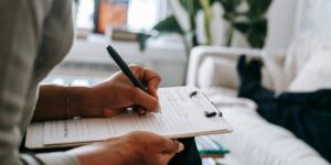 записывает в блокнот