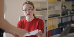 Молодая девушка, документы