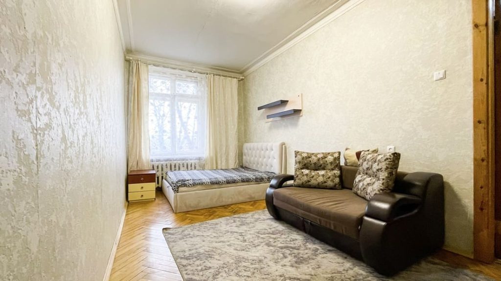 Двухкомнатная сталинка в центре Минска, рядом метро